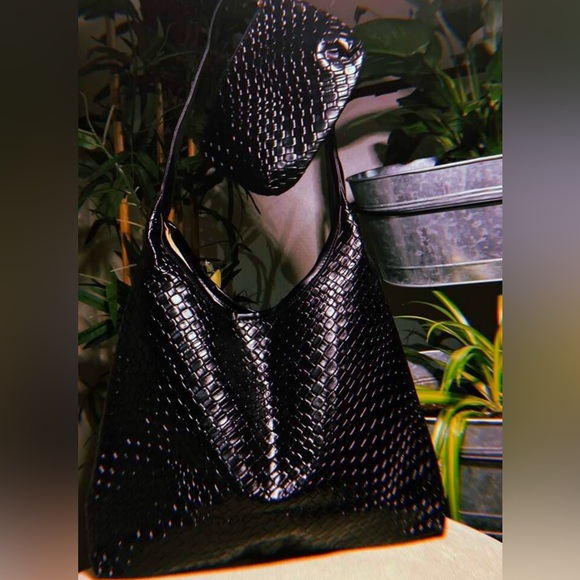 Luxe Vegan Leather Textured Shoulder Bag Set - Picture 10 of 13